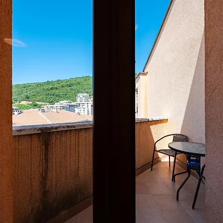 דירה Cozy With Terrace בודווה